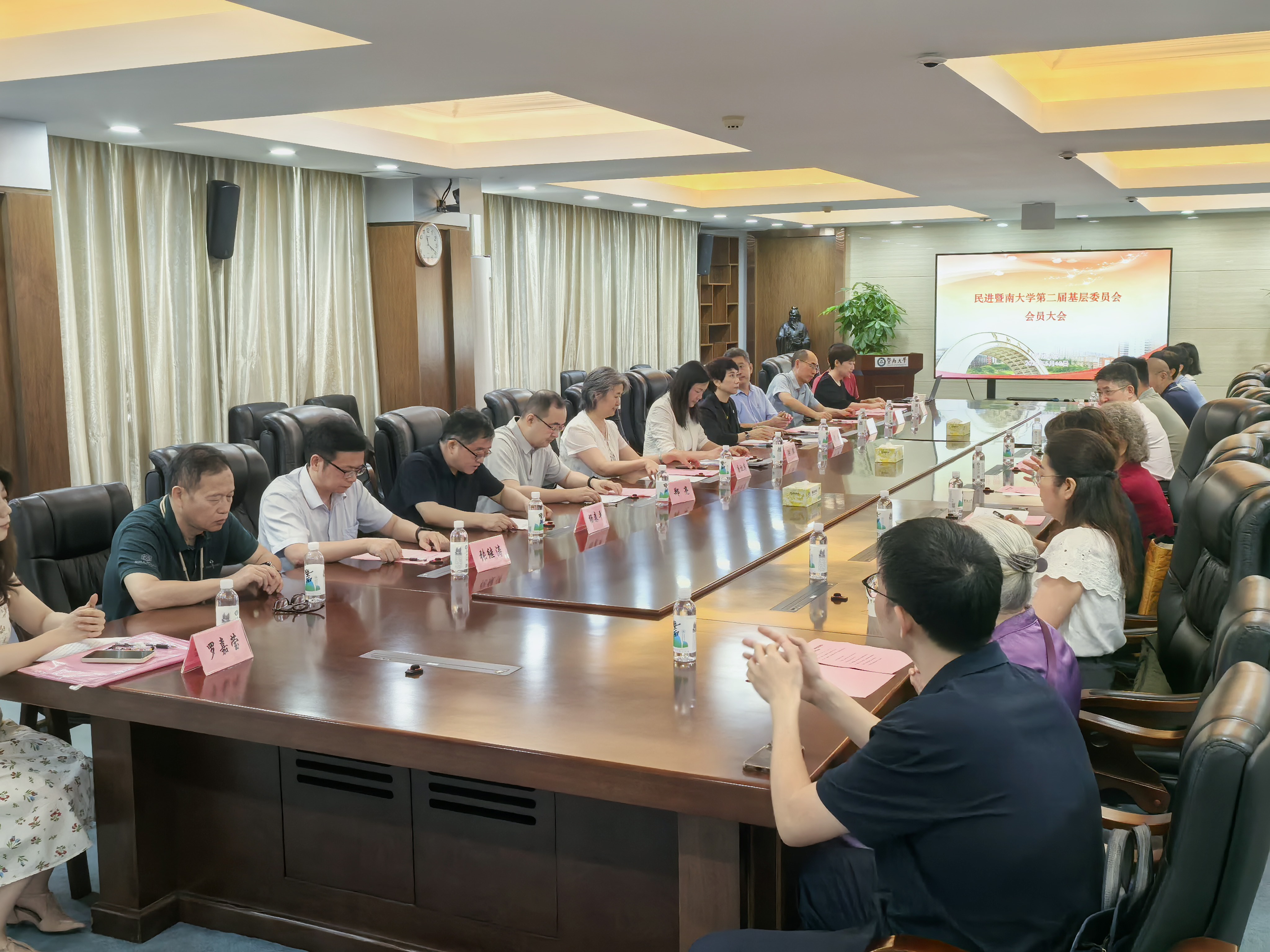 (换届大会现场)